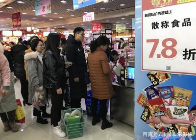 受电商冲击,大商场旺季不旺店前搭棚打折促销,网友给出出路…
